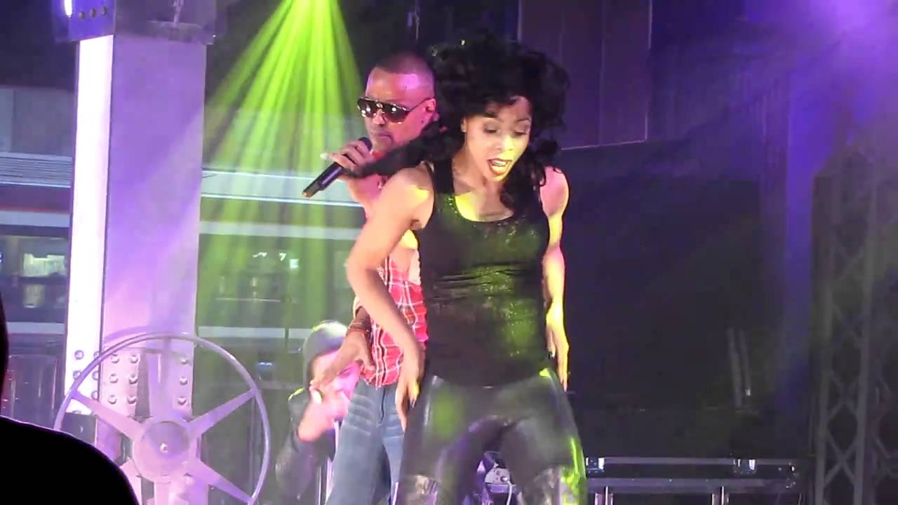 MOHOMBI PERFORMS 
