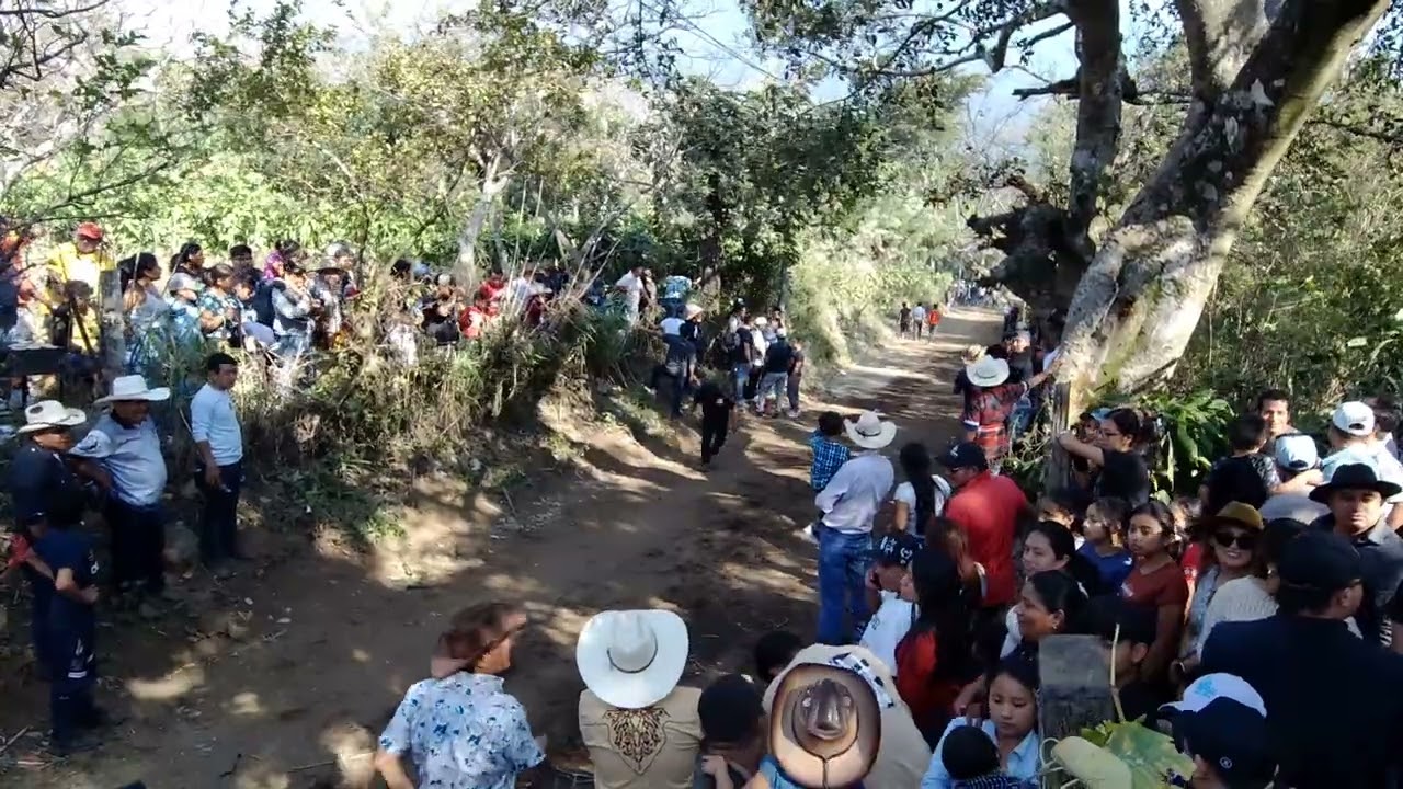 gente viendo carrera de caballos en Alotenango -Guatemala