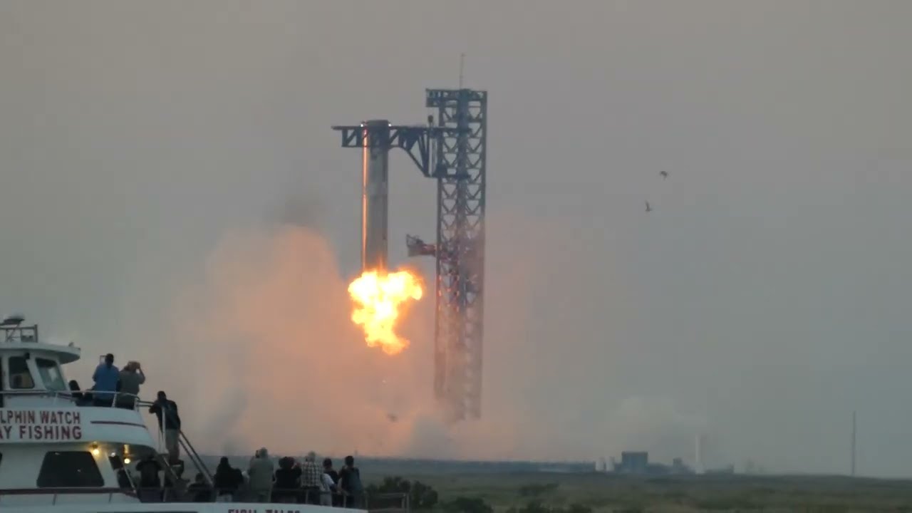 SpaceX Starship Flight 5 booster return and tower catch viewed from Isla Blanca Park