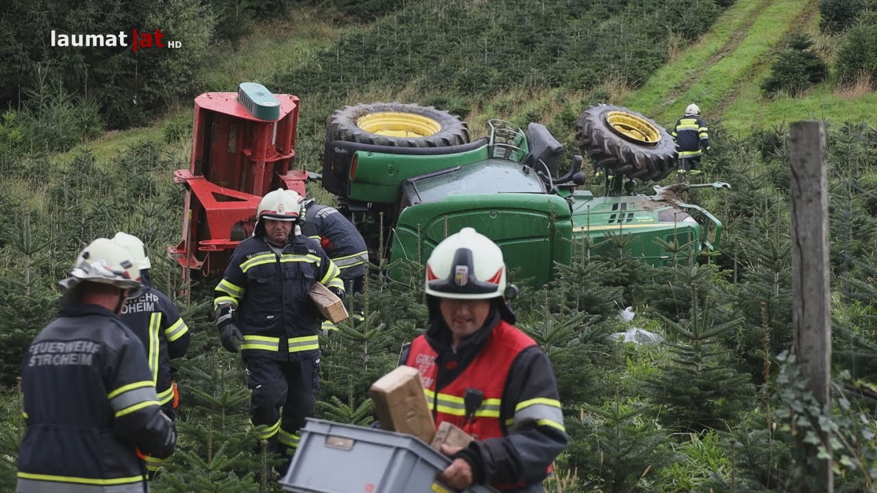Traktorabsturz: Person in einem Christbaumwald in Stroheim unter Traktor eingeklemmt