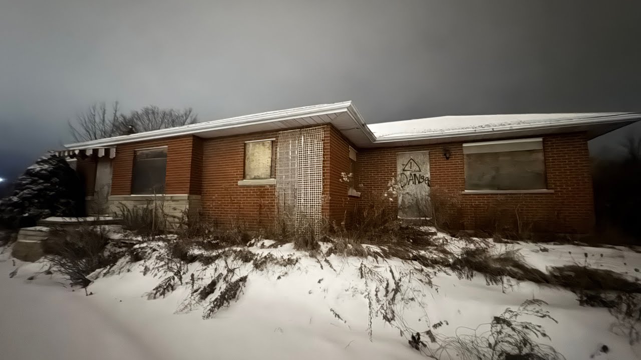 ABANDONED 1980s Country Style Bungalow Left Rotting in Ontario Canada - XPLORER 135