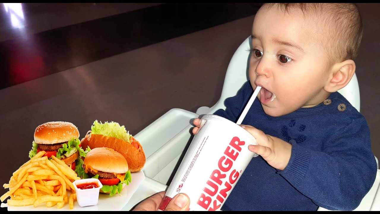 Yusuf Emir Abisinin Hamburgerini İstedi. Efe onunla paylaşmadı. Emir Bebek Çok Üzüldü. Çocuk videosu