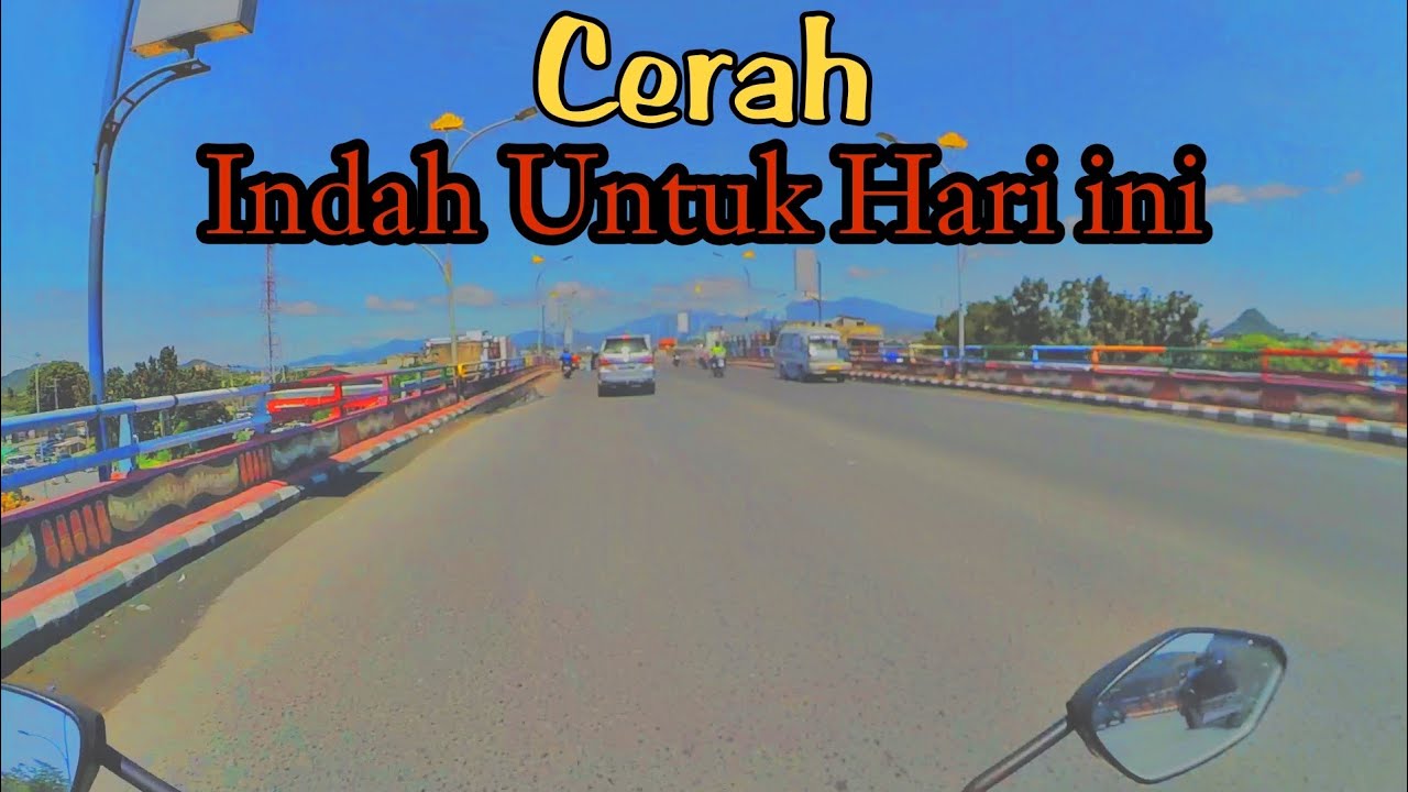 SAYA MENIKMATI SUASANA SEPANJANG JALAN YANG CERAH INI