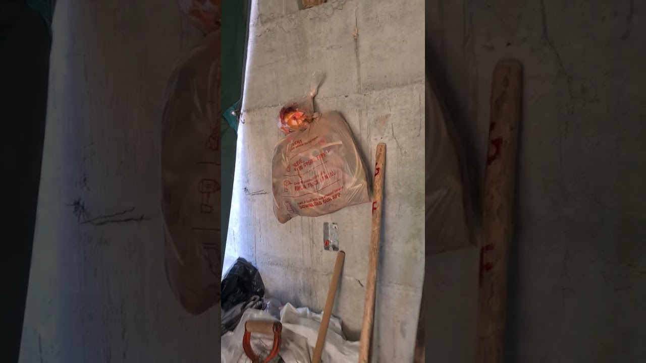 Mi esposo poniendo la instalación  de la Luz  