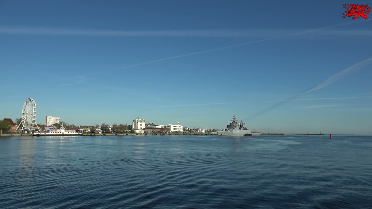 30.04.2026 Warnem&uuml;nde die Korvette K&ouml;ln F 265 beim Einlaufen am Molenfeuer.