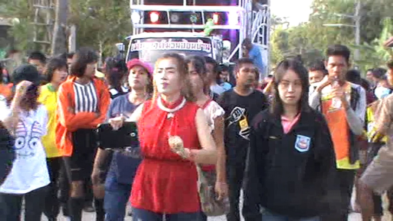 ทั้งเต้นสนุกสนาน ทั้งดูมวยปิดท้าย เพลง คำแพง รถแห่เด่นซาวด์ ที่ บ หนองไผ่ อ วาปีปทุม