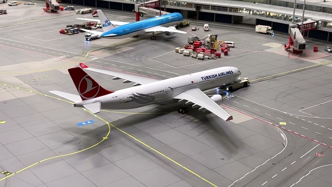 Plane Spotting at the Miniatur Wunderland, Knuffingen Airport in Hamburg ✈️😲😍