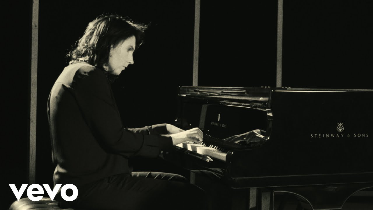 Olivia Belli - Amber Maze (Live)