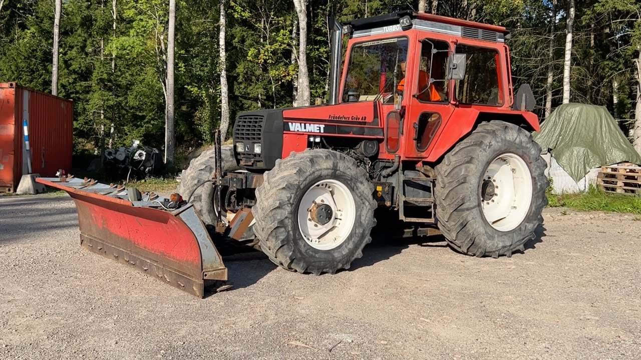 K&ouml;p Traktor med sn&ouml;blad Valmet 2005 p&aring; Klaravik