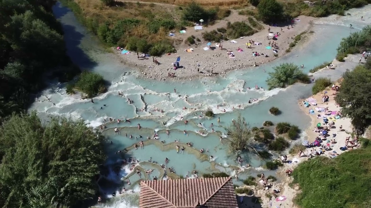 Cascate del Mulino &ndash; slavn&eacute; př&iacute;rodn&iacute; l&aacute;zně Saturnia | drone 4K | It&aacute;lie n&aacute;s bav&iacute;