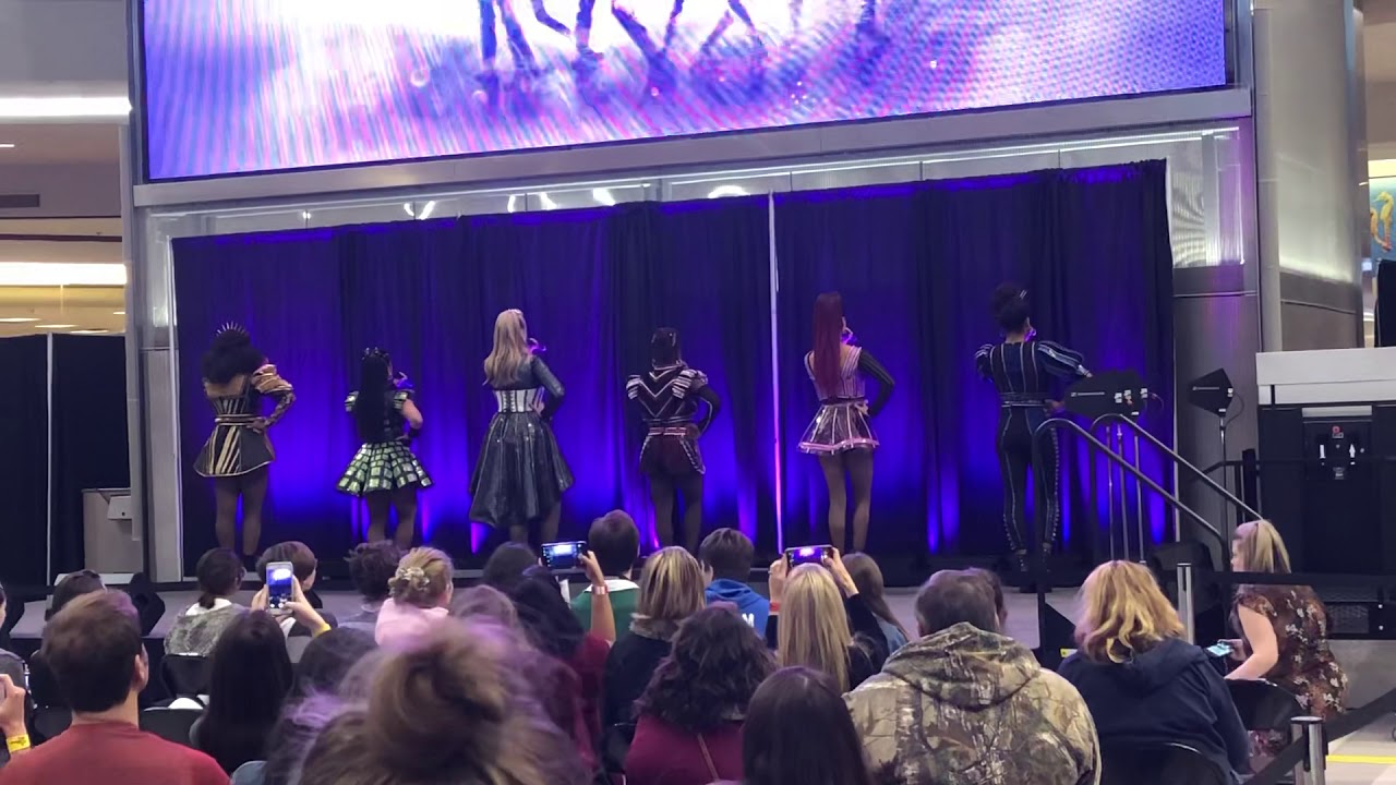 SIX The Musical at the Mall of America "Ex-Wives/Six"