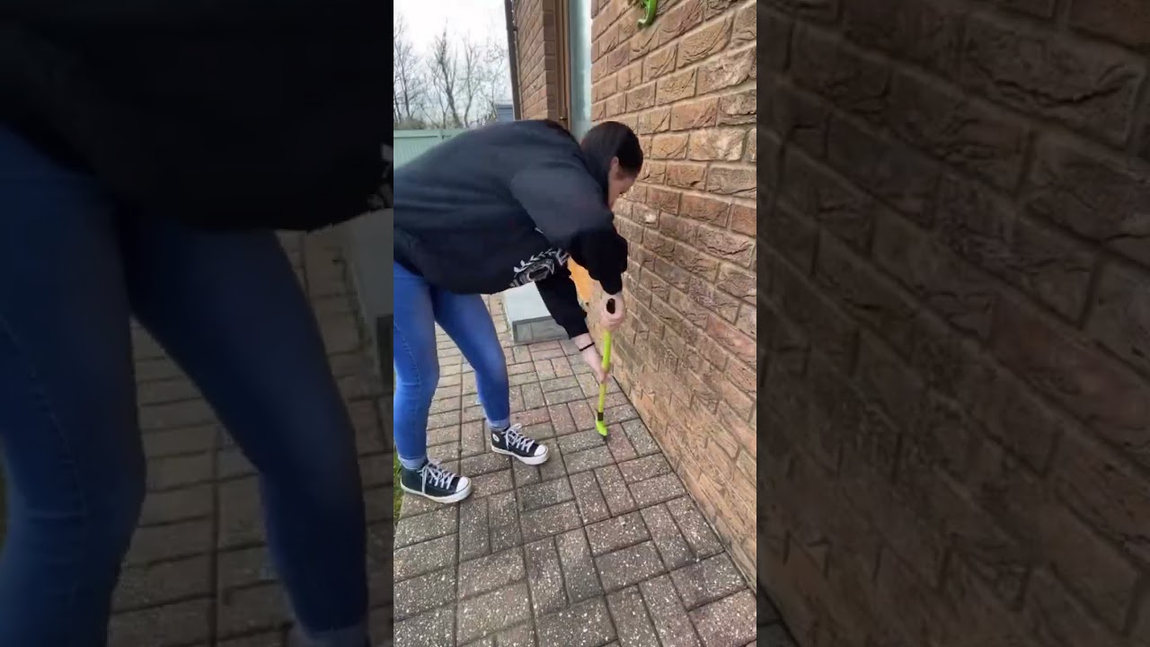 How to deep clean your patio!! 🌿 Our 2 in 1 Block Paving Brush scrubs the dirt away in no time!! 😍👇🏼