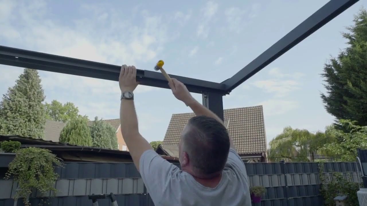 Montage Pergola en aluminium et polycarbonate Compact Edition GardenDreams