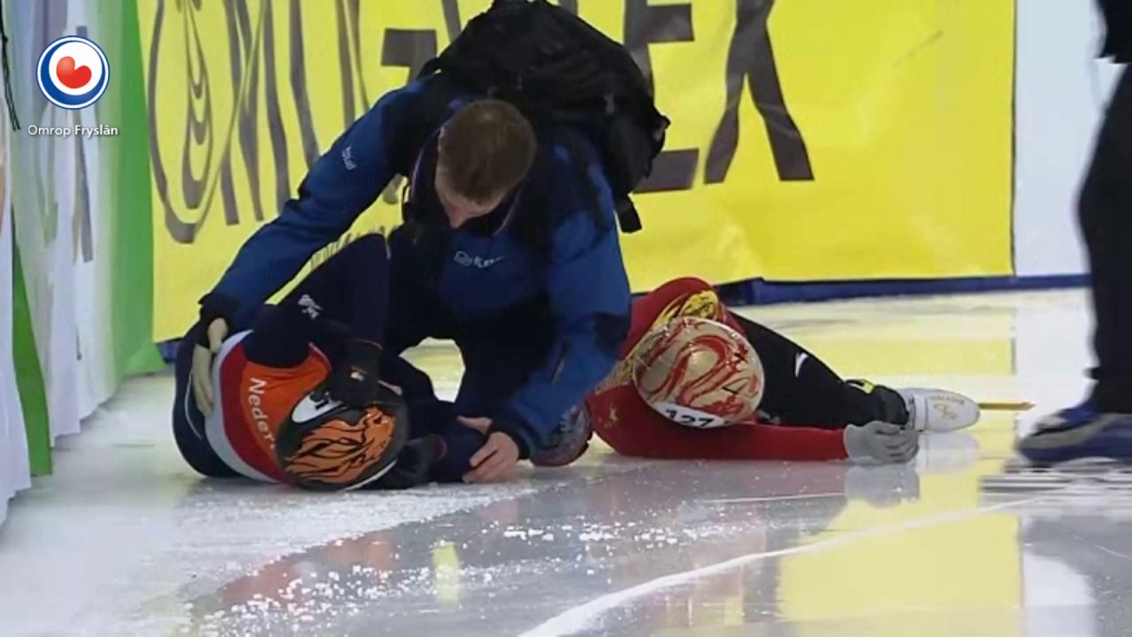 Schulting moet met brancard van het ijs