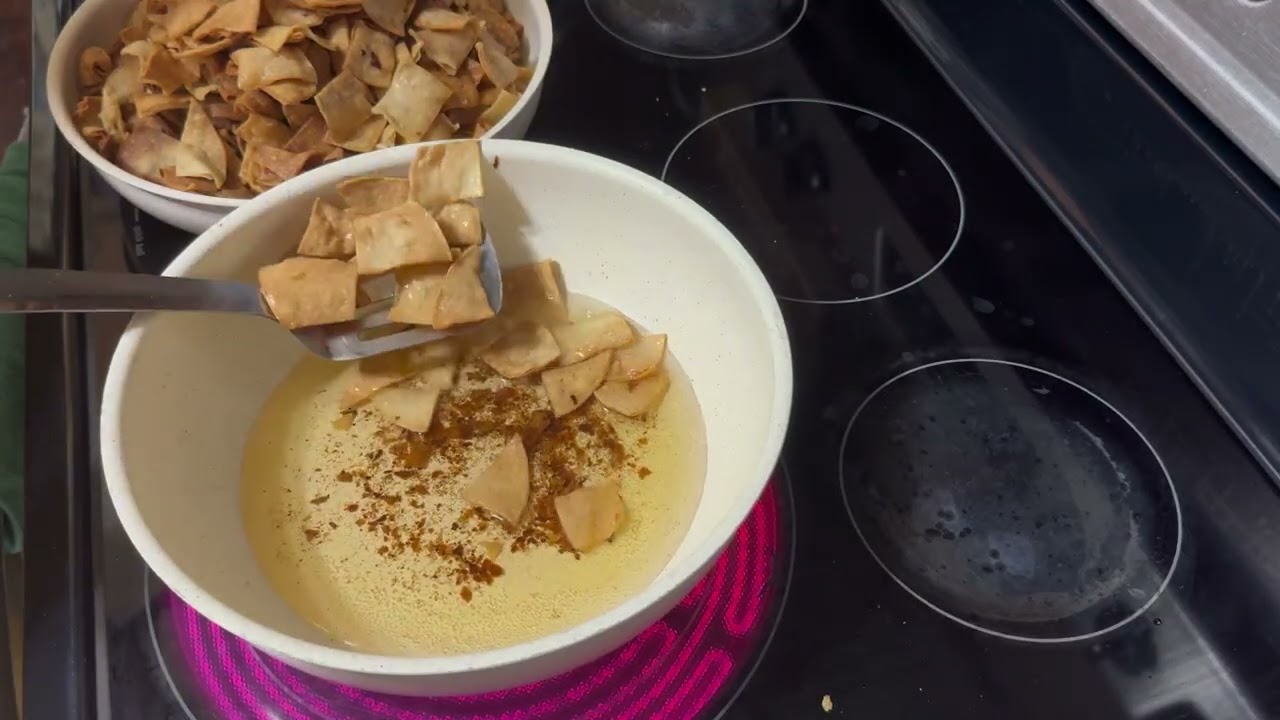 Rico desayuno con chilaquiles verdes con chuletas ahumadas 
