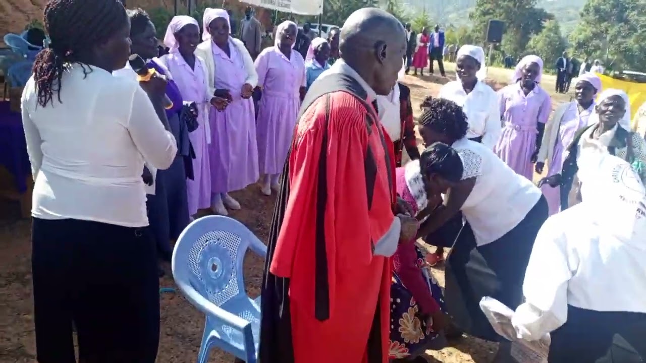 Ushirika ya kina mama appreciating pastor mary 