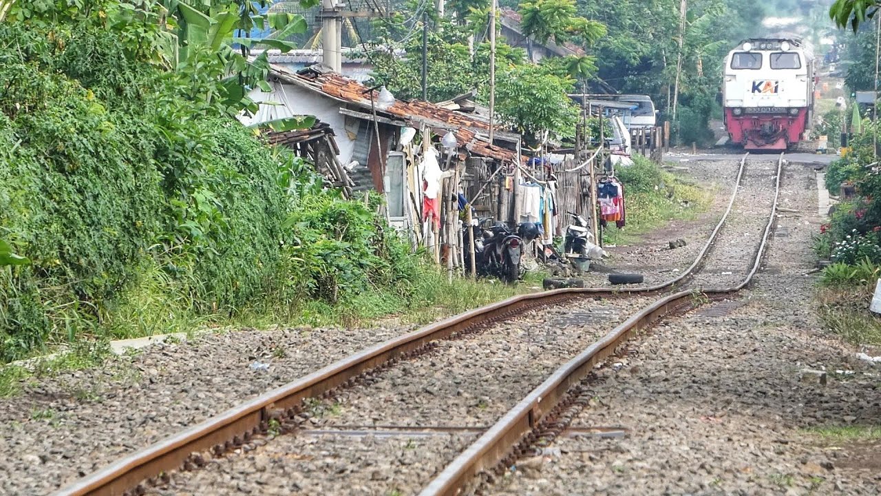 Jalur Kereta Ini BELUM DI UPGRADE Sejak Zaman PENJAJAHAN Dan Masih Kuat.