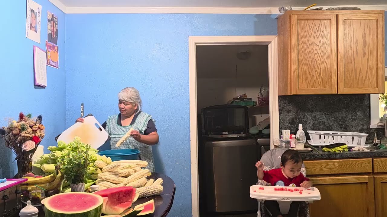 Desgrano Y Muelo El Elote Para Los Tamales Con El Bebe 