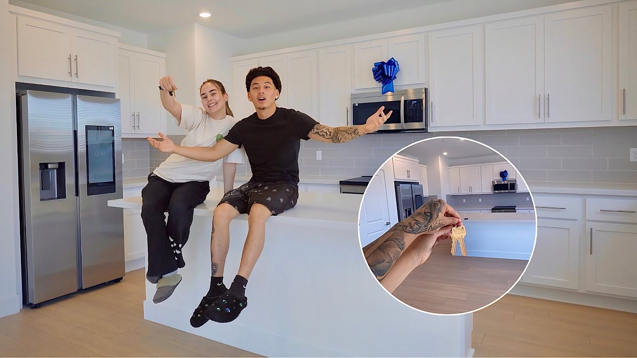 ПОЛУЧАЕМ КЛЮЧИ ОТ НАШЕГО НОВОГО ДОМА 🏡🔑