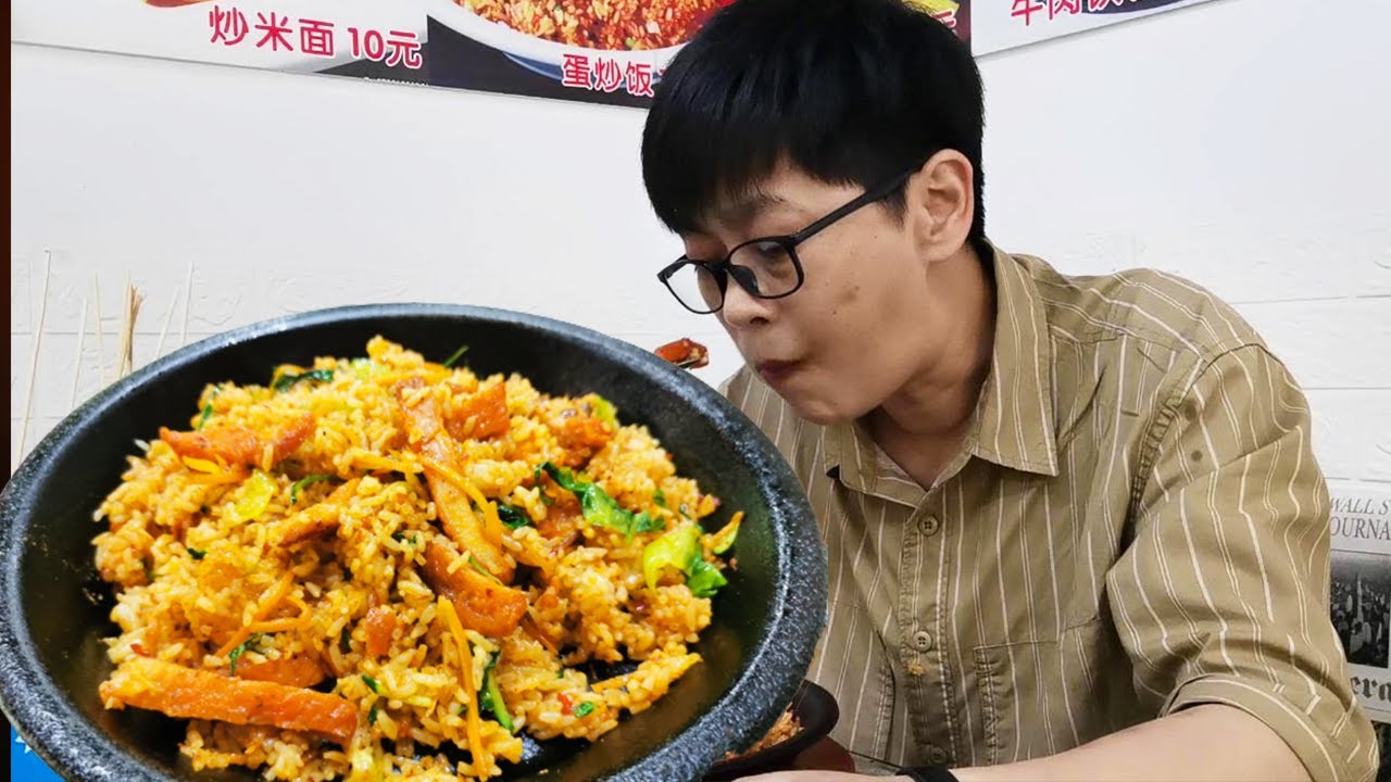 九九独自逛小吃街，鸡排饭配鸭肠，有口福了~【湘西九九美食】