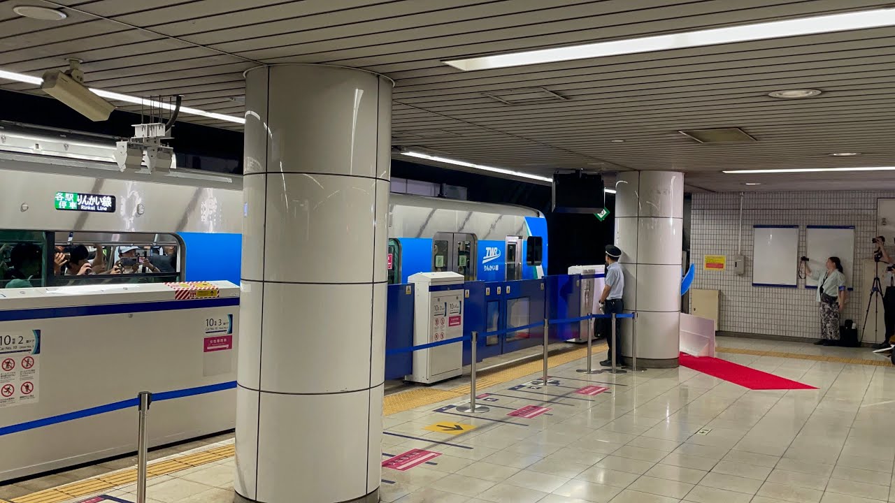 盛大に挙行！！【りんかい線新型車両  一番列車出発式】東京臨海高速鉄道71-000形ﾄﾘZ11編成が各駅停車新木場行きとして東京テレポート駅2番線に到着停車〜発車！（1690T）2025.10.1