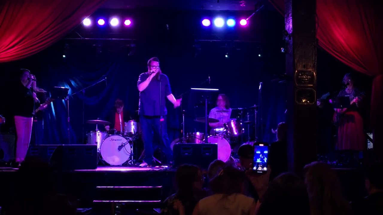 Boon singing Don't Stop Me Now