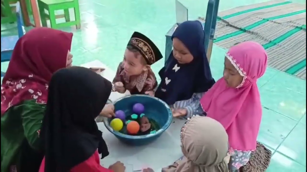 Pembelajaran sains "tenggelam &mengapung" KB bersama bu istikomah_008 
