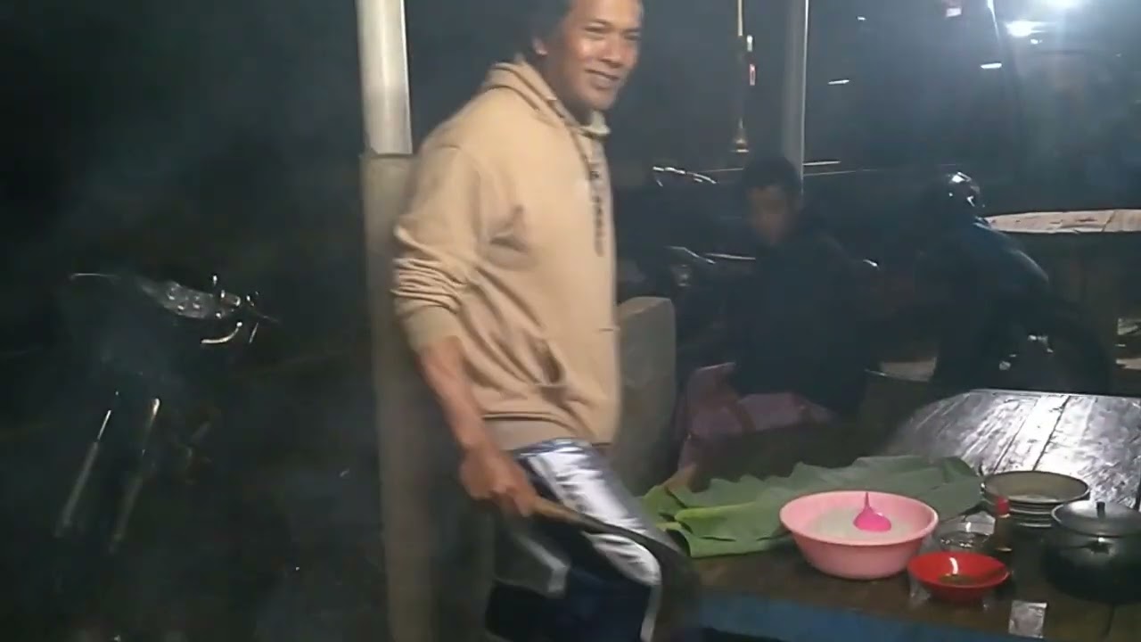 Mantaapp..bakar ayam dan nasi liwet di malam hari dengan cuaca dingin 