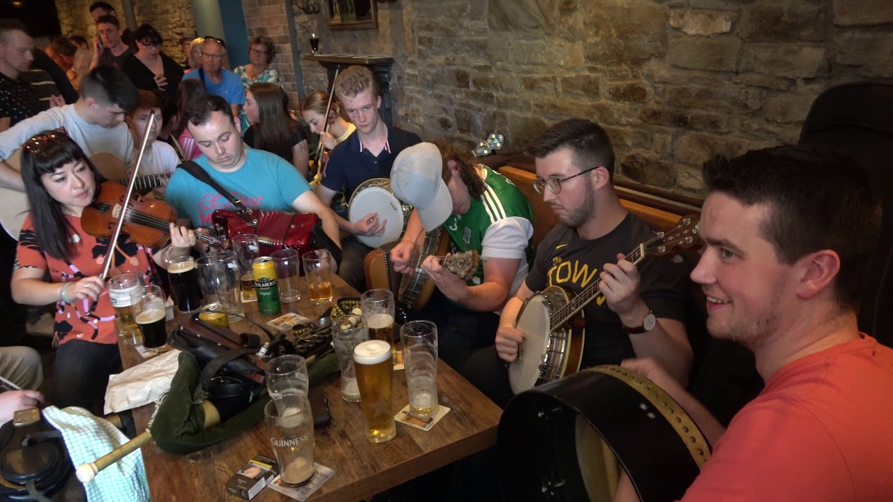 Music session in a bar during Willie Clancy week 2019. 08/07/2019 (4 K)