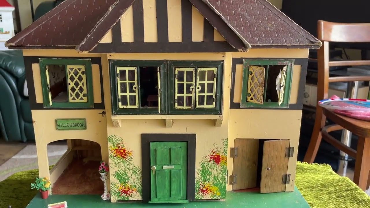 Box Opening & Wallpapering Willowbrook (Vintage Triang Dolls House No.61)