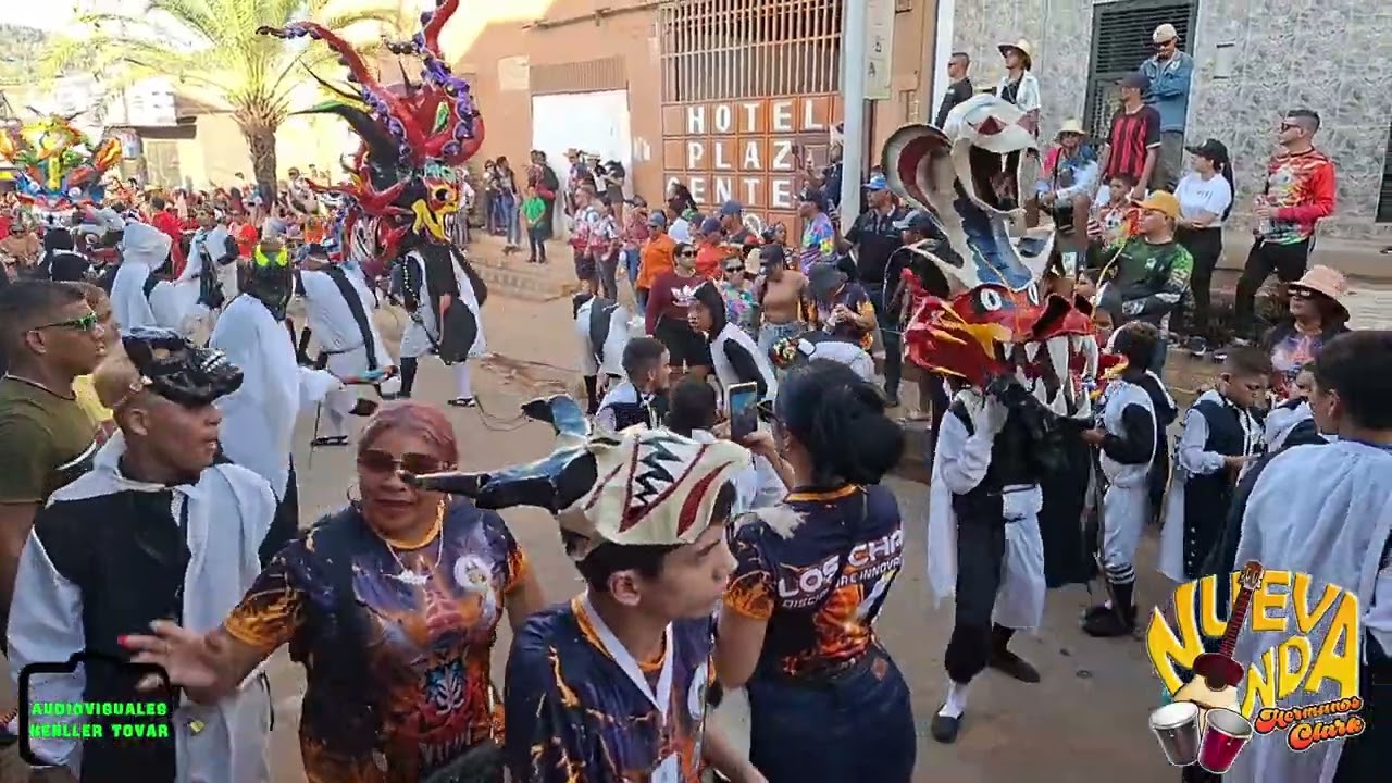NUEVA ONDA HERMANOS CLARK DOMINGO DE COMPARSA CON LOS DIABLOS