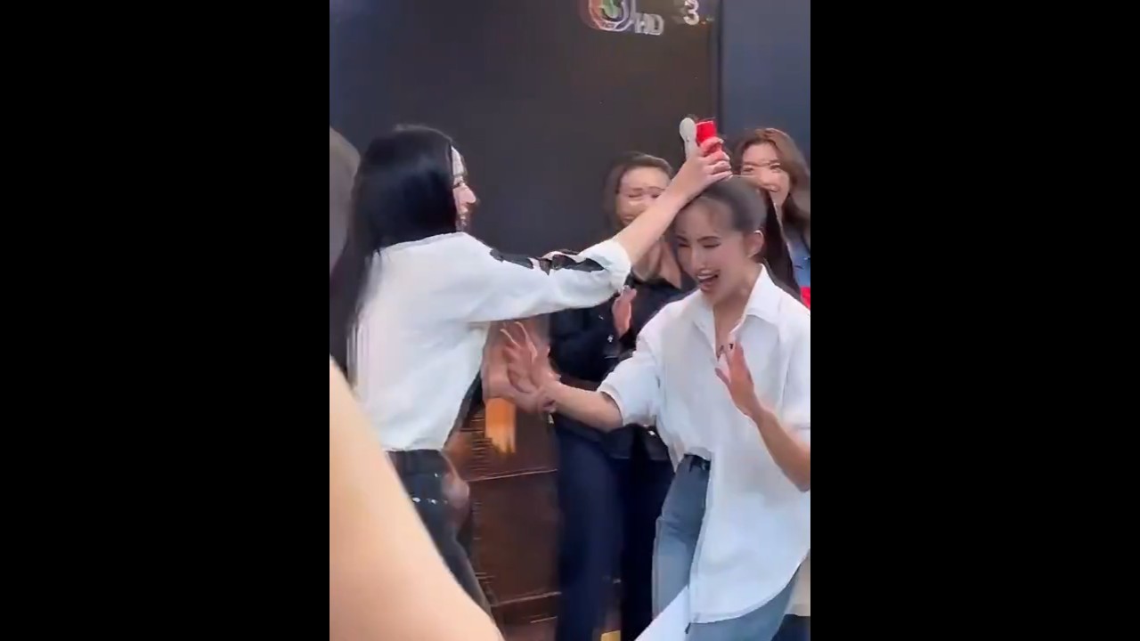 Sometimes I just wish P&rsquo;Ling would be a little gentle with her friends too🤣🤣#หลิงออม #LingOrm