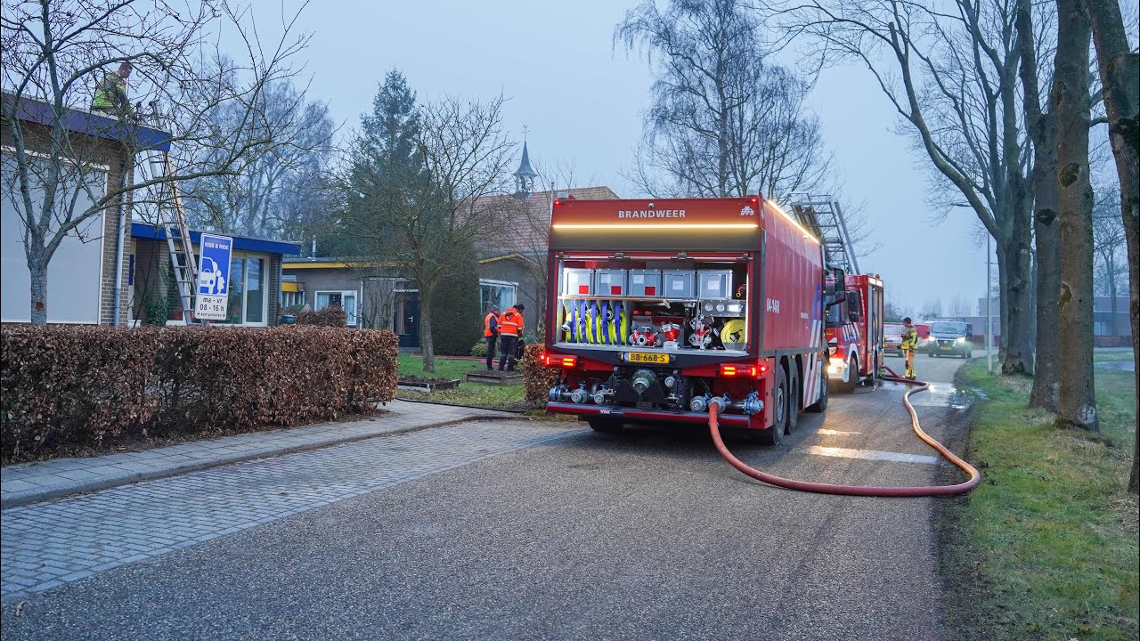 Brandweer spoelt riool door na stankoverlast op Kampereiland