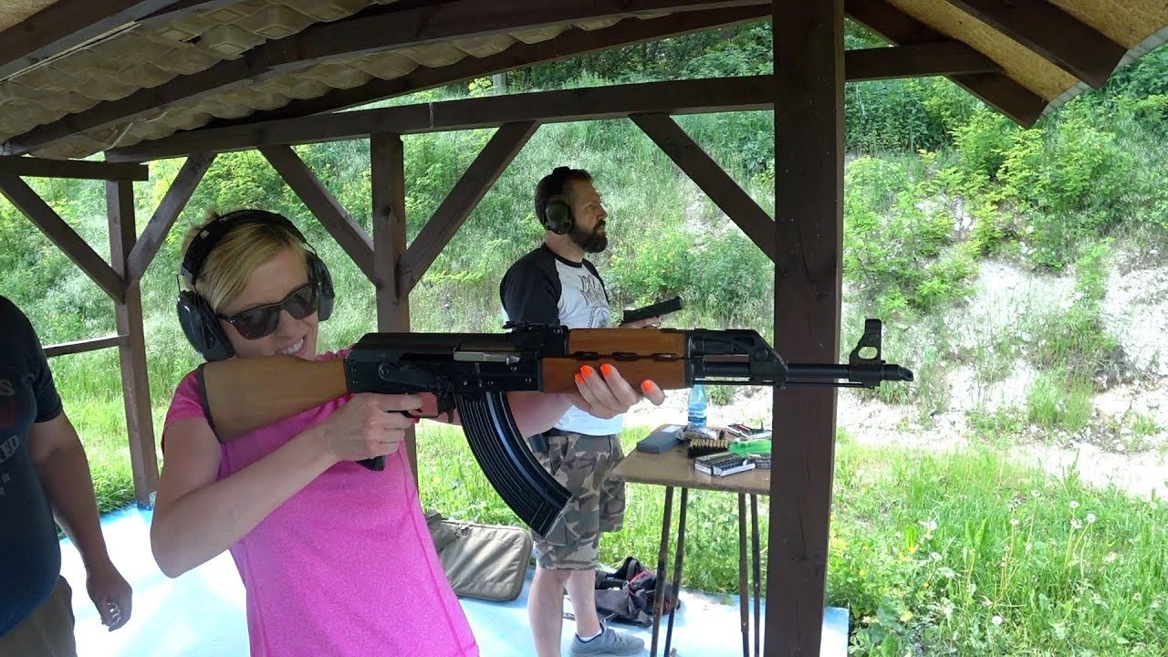 Dziewczyna na strzelnicy - AK 47, Uzi, Glauberyt, Glock