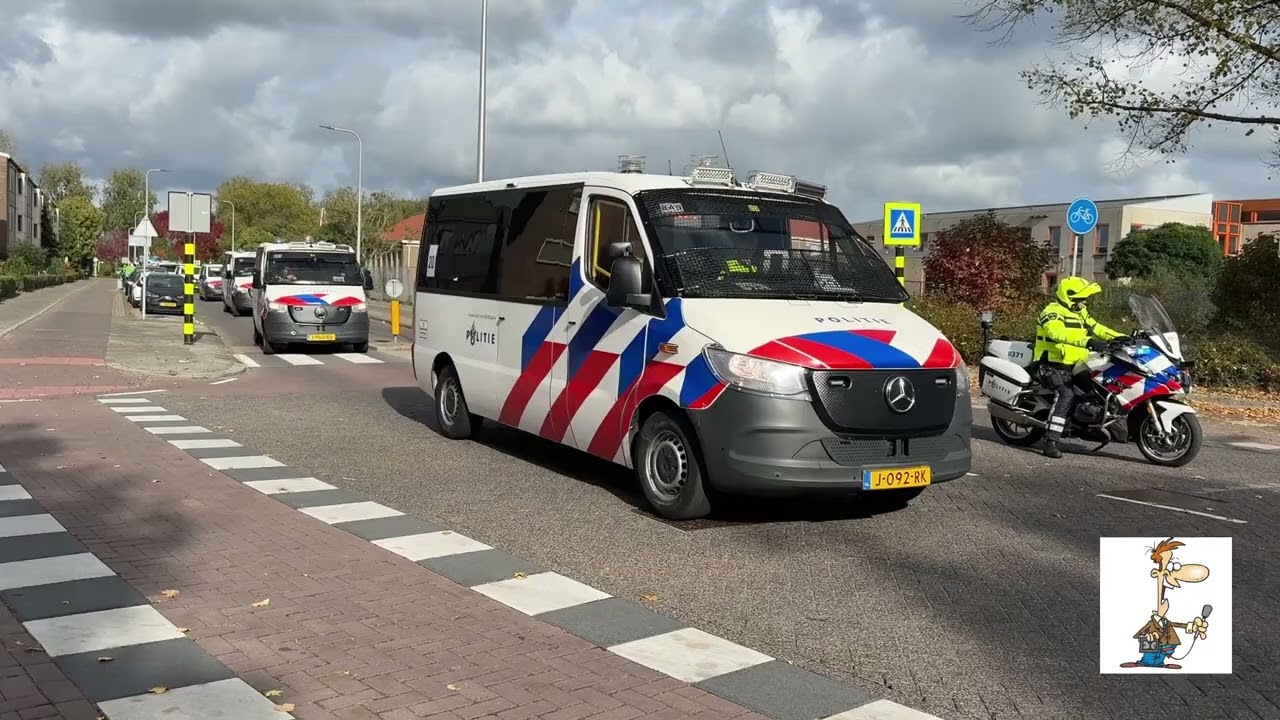 De stoet van de Sophia City Tour komt door Ridderkerk.