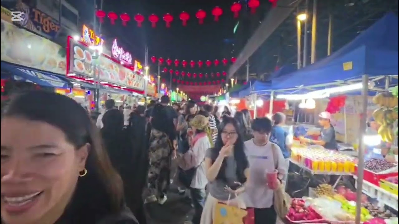 Alor night foods street sentiasa padat dengan orang..