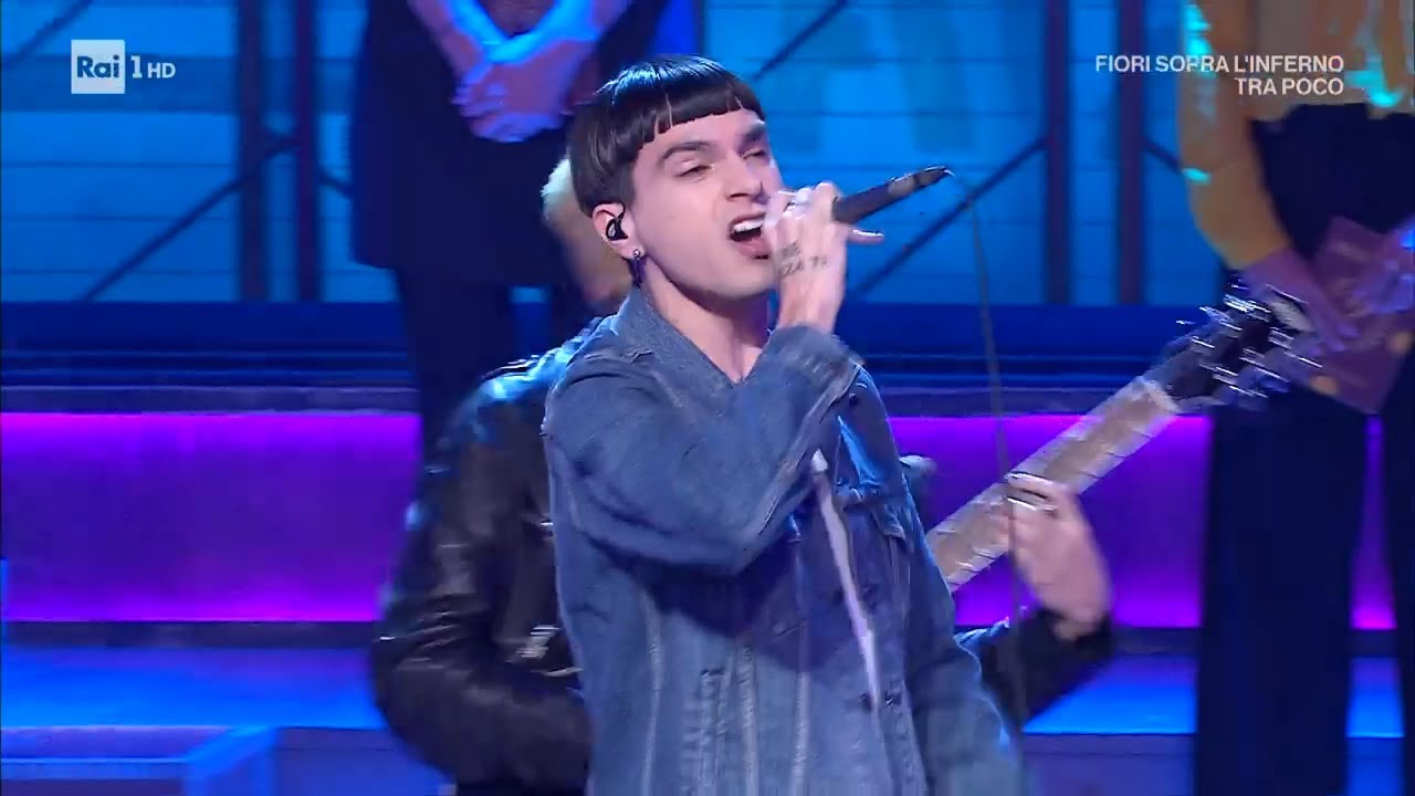 Sethu canta il brano 
