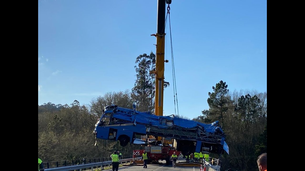 Recuperado el autobús que se precipitó al río Lérez en el accidente de Cerdedo