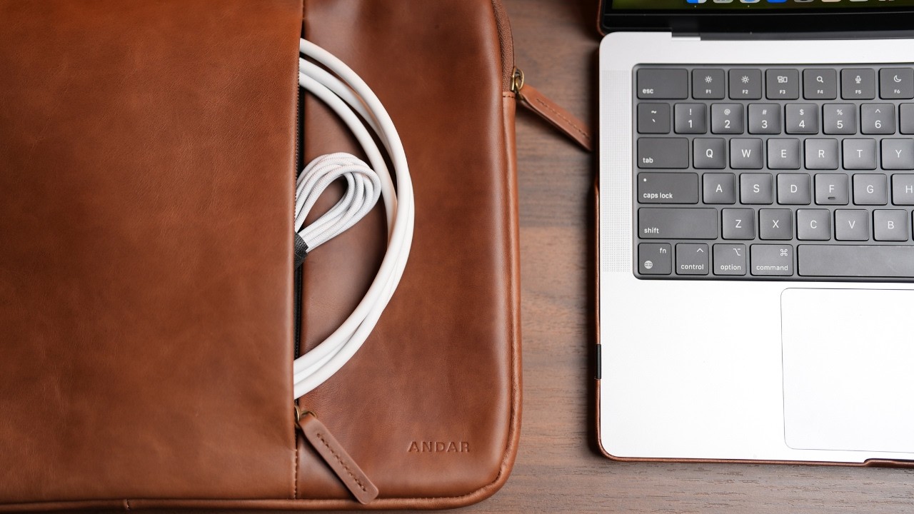 The Perfect Leather Sleeve for MacBook Pro | The Chase by Andar |