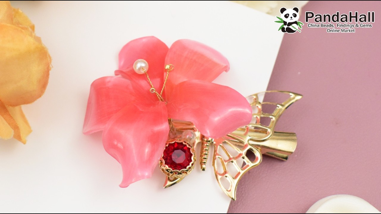 ふんわり咲く花を、髪にひとつ🌸プラ板で作られた花びらは、やさしい透明感と立体感が魅力。#プラ板アクセサリー#ハンドメイドアクセサリー#ヘアアクセサリー#フラワーアクセサリー