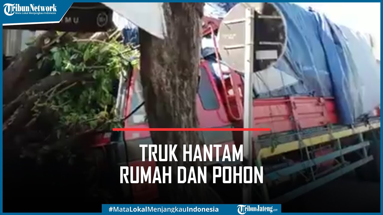 Truk Rem Blong Hantam Rumah dan Pohon di Banyuwangi