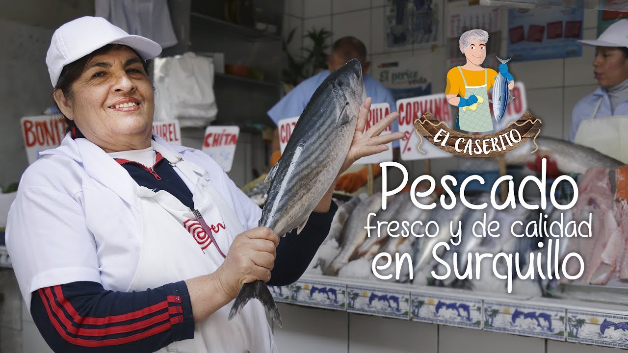 Venta de pescado fresco en el mercado de Surquillo