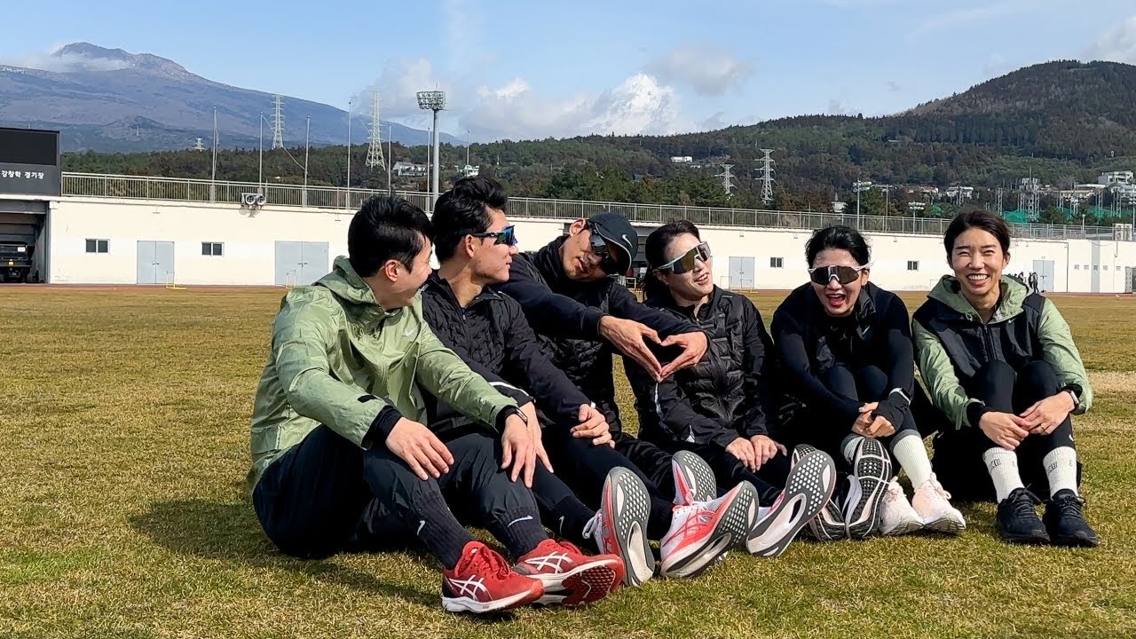 '분위기 최고😂'...'여자 100m 韓 기록 보유' 이영숙 감독이 이끄는 안산시청 포토타임! [데일리런 in 제주]