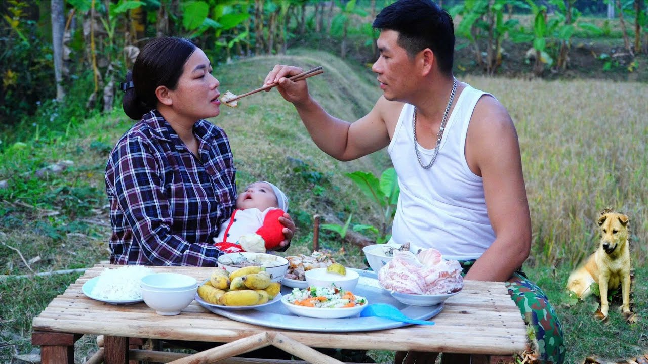 CEO Trieu Long personally prepared a delicious meal to welcome Tom back to his mother.