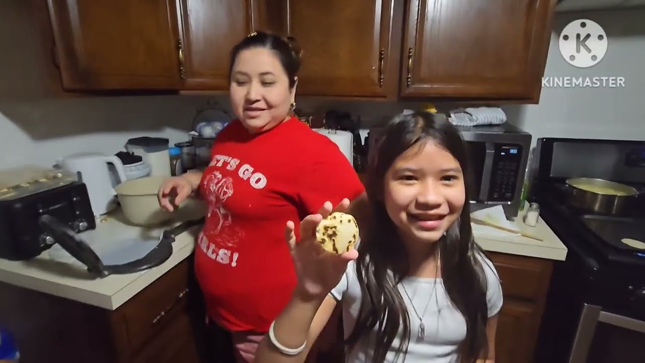 Lesly le enseña a Mariana como se hacen las tortillas a mano