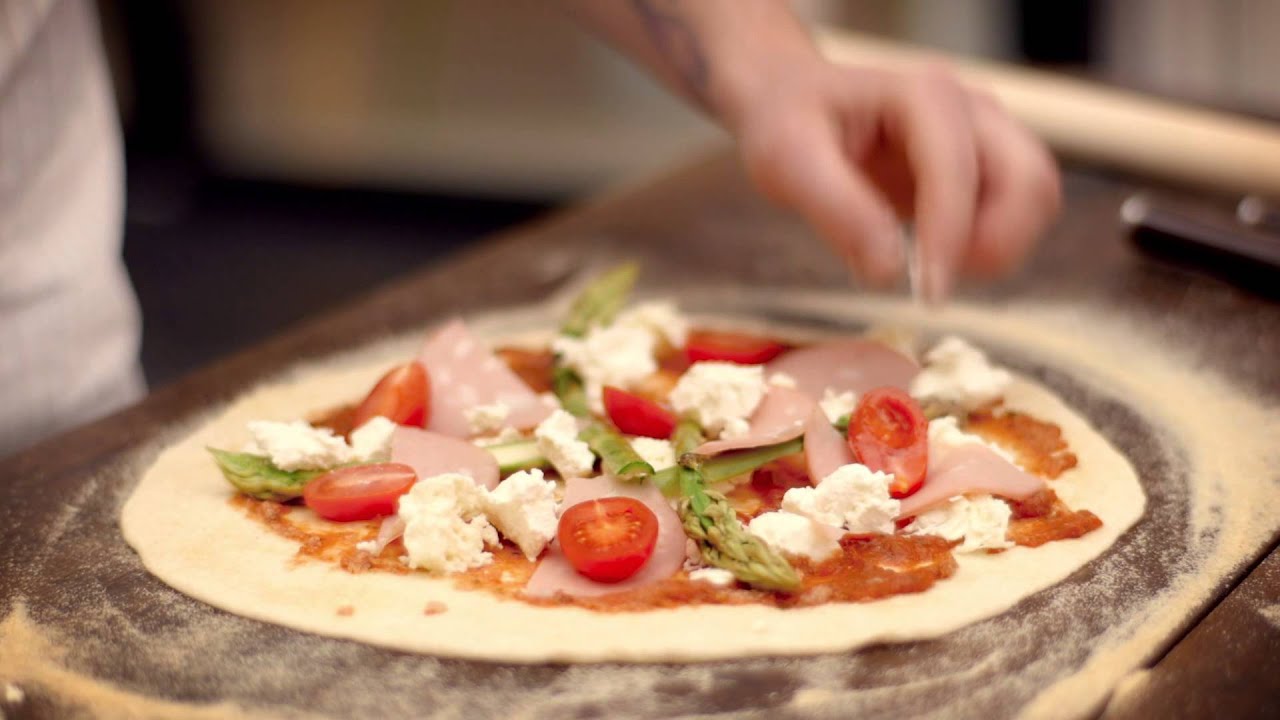 Gorm bäckt eine köstlich-knusprige Pizza im Morsø Forno