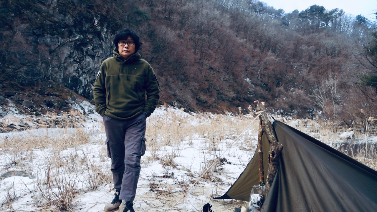 아무도 없는 얼어 붙은 계곡 갈대 밭에서 비박