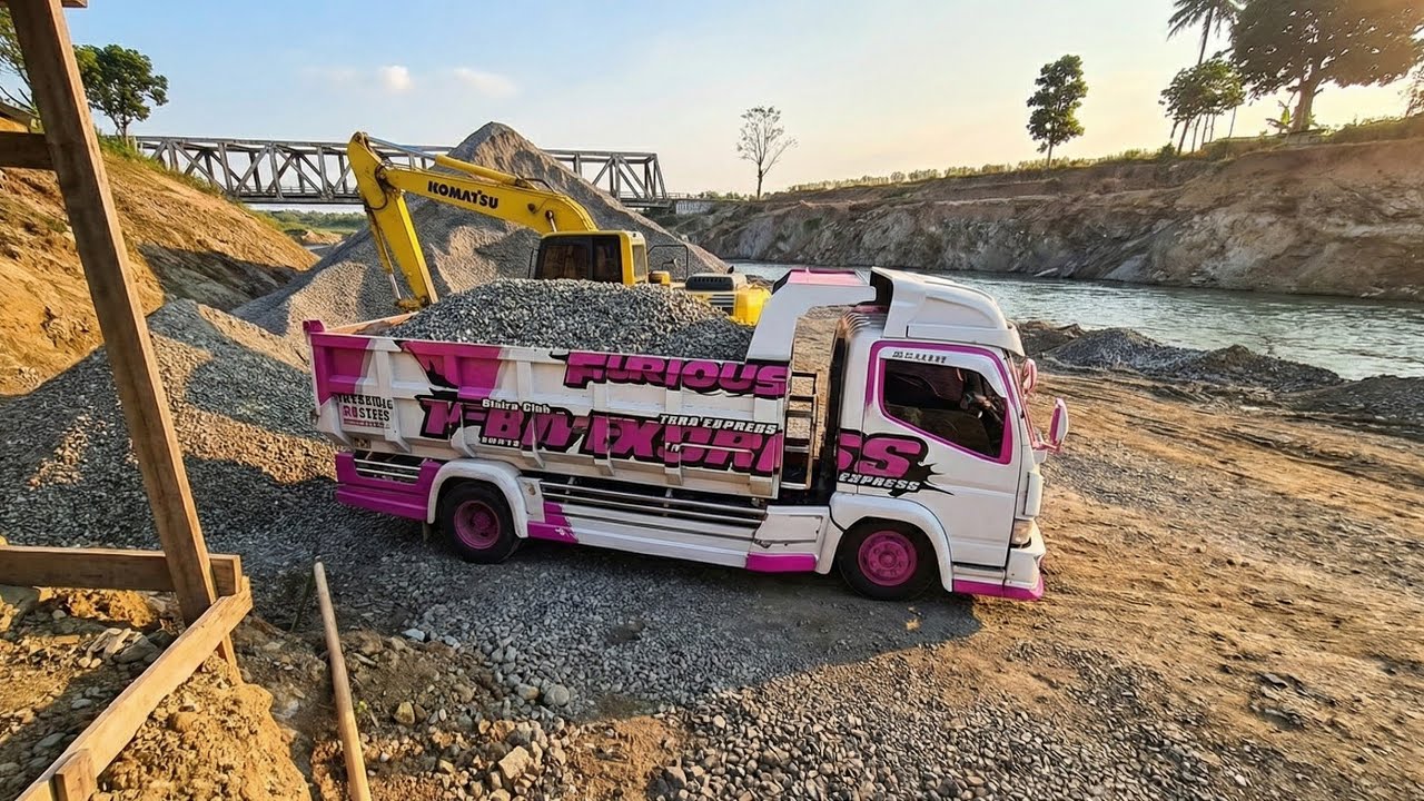 Truk Pink Oleng Muatan Pasir! Tes Suspensi Empuk di Lokasi Tambang | ES Truck Simulator ID