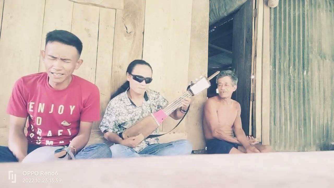 lagi libur main gambus di rumah daeng ngalle 👍