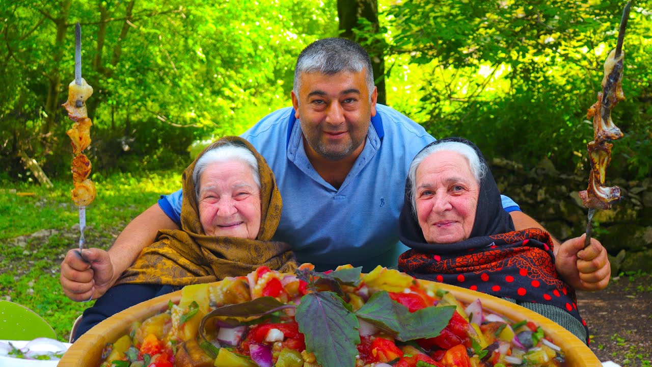 Nənənin qohumu gəldi-KABAB bişirdi,nənə MANQAL SALATI hazırladı